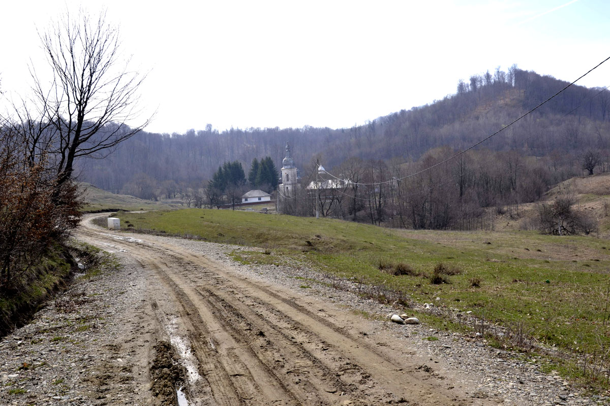Mai aproape de Cer, în schitul de la Ţibucani