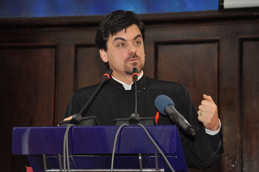 „Dincolo de luminile spectacolului lumii“ „Dincolo de luminile spectacolului lumii“