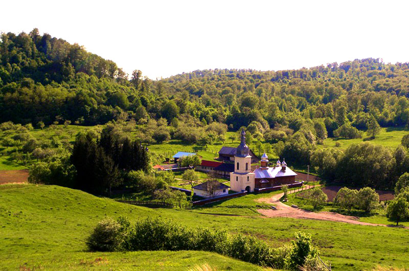 Mai aproape de Cer, în schitul de la Ţibucani