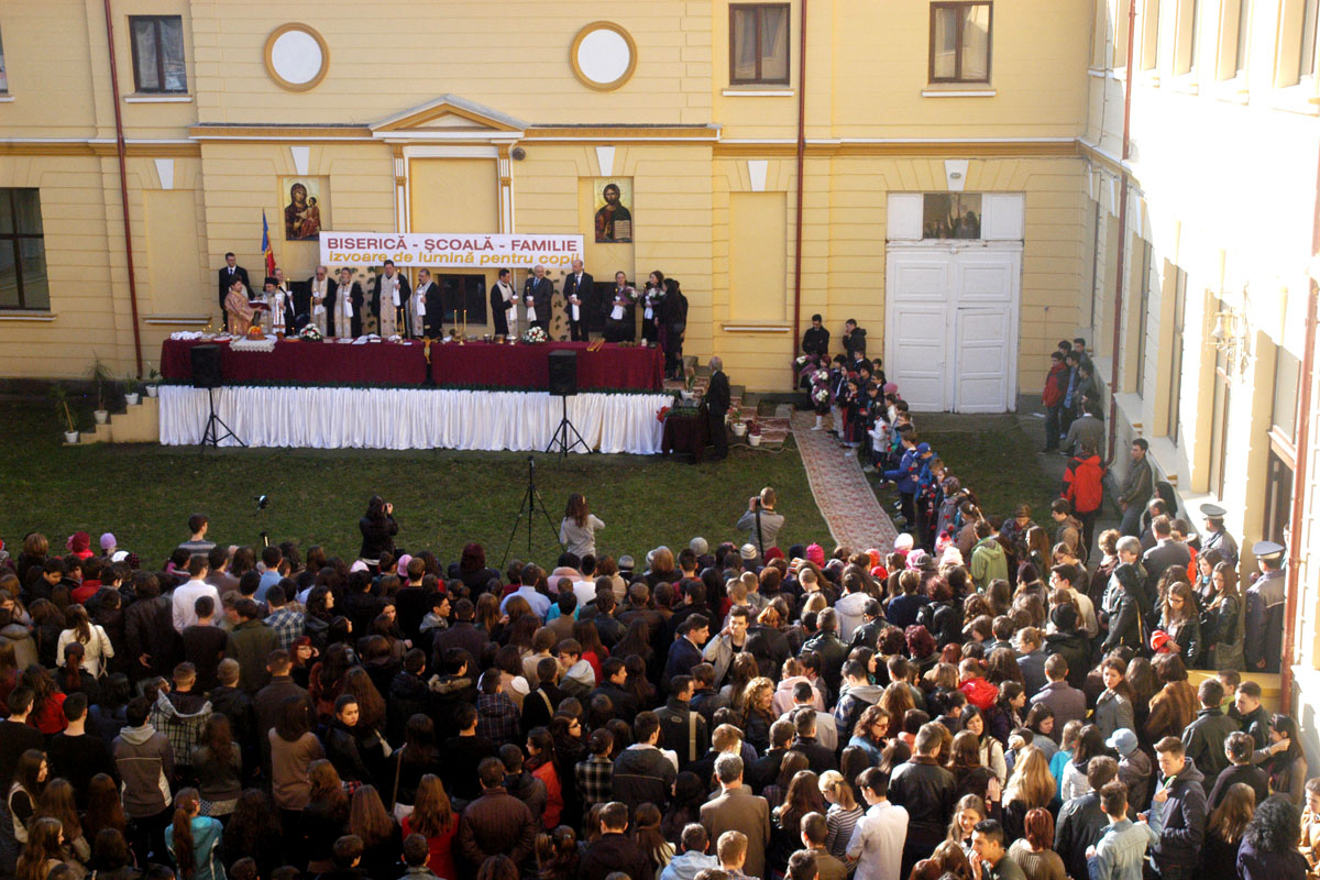 Binecuvântare arhierească la Colegiul „Ferdinand I“ din Bacău