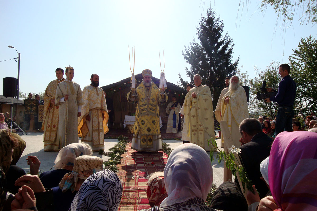 Slujbă arhierească la hramul parohiei &quot;Intrarea Domnului în Ierusalim&quot; din Bacău