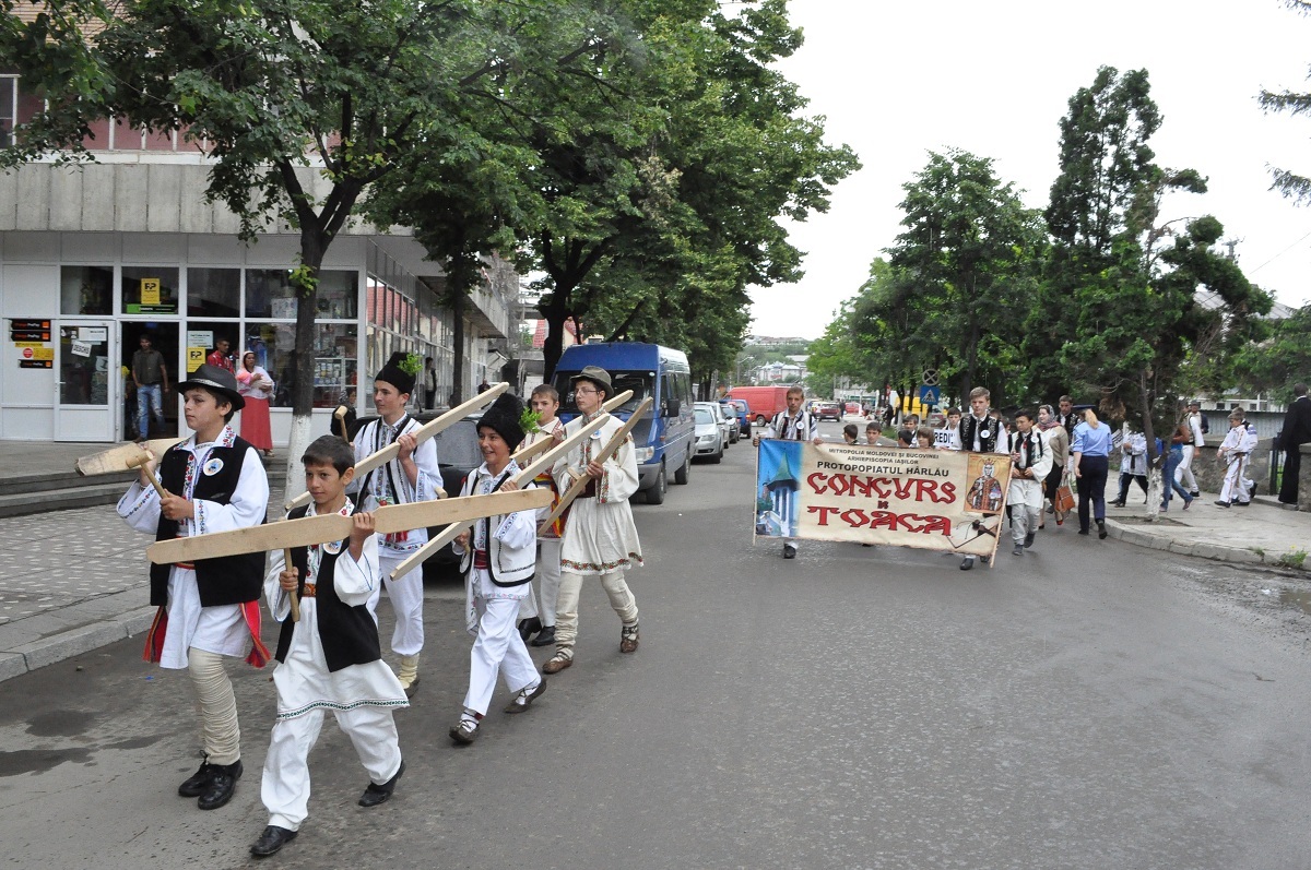 Zeci de copii au bătut toaca în ctitoria ştefaniană din Hârlău