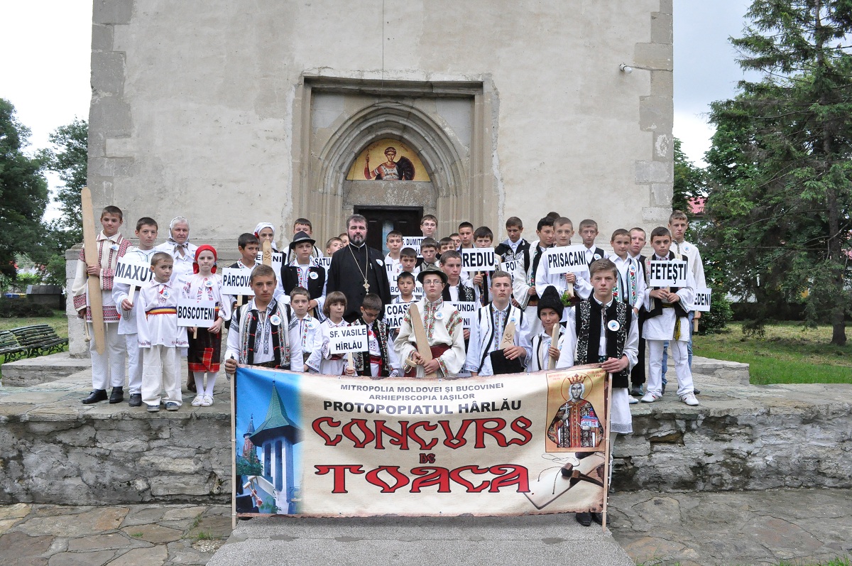 Zeci de copii au bătut toaca în ctitoria ştefaniană din Hârlău
