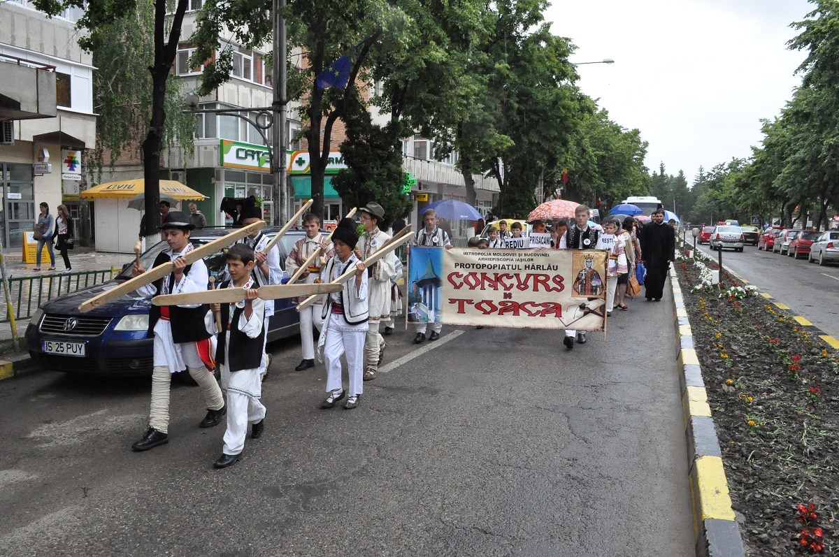 Zeci de copii au bătut toaca în ctitoria ştefaniană din Hârlău