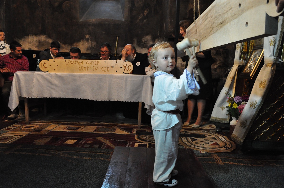 Zeci de copii au bătut toaca în ctitoria ştefaniană din Hârlău