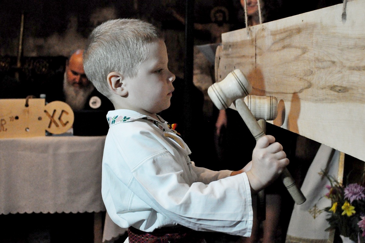 Zeci de copii au bătut toaca în ctitoria ştefaniană din Hârlău