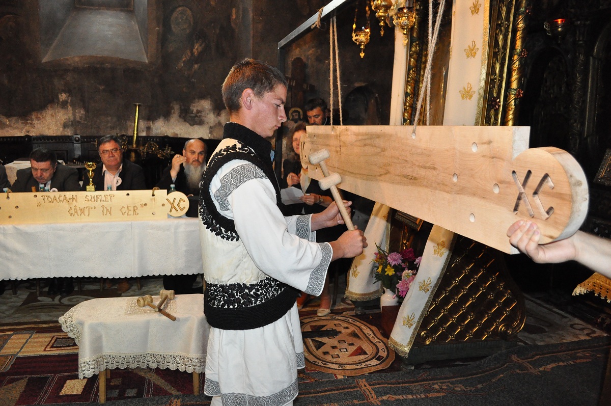 Zeci de copii au bătut toaca în ctitoria ştefaniană din Hârlău