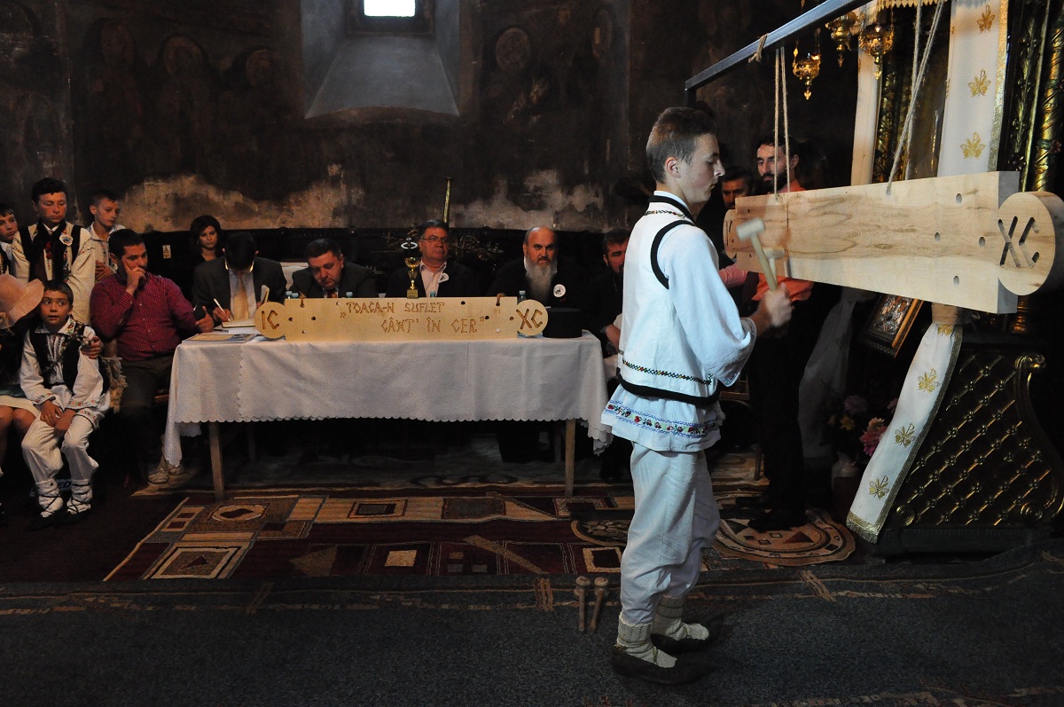 Zeci de copii au bătut toaca în ctitoria ştefaniană din Hârlău