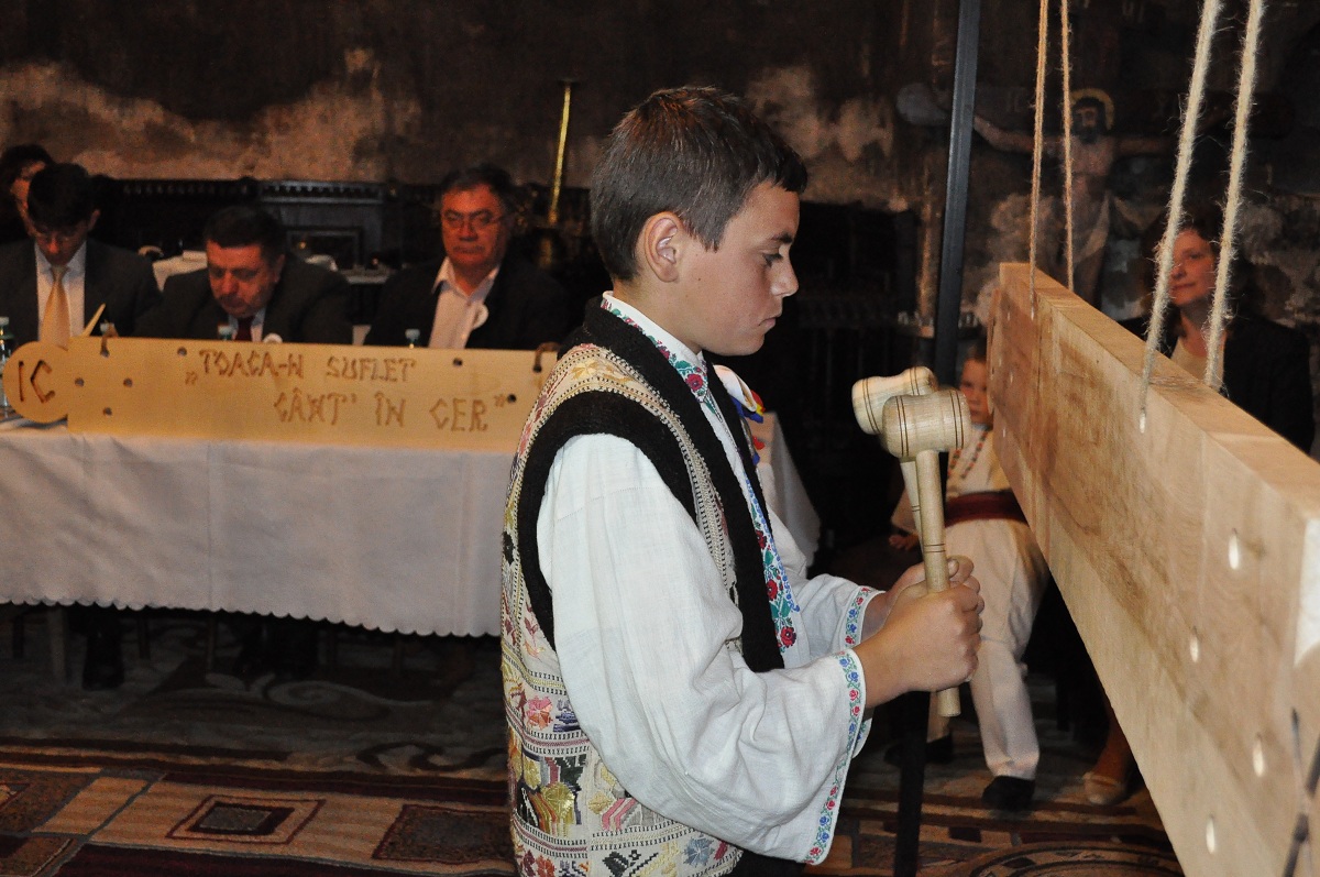 Zeci de copii au bătut toaca în ctitoria ştefaniană din Hârlău