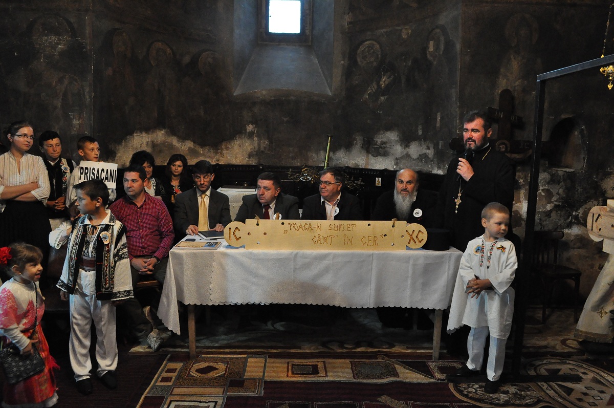 Zeci de copii au bătut toaca în ctitoria ştefaniană din Hârlău