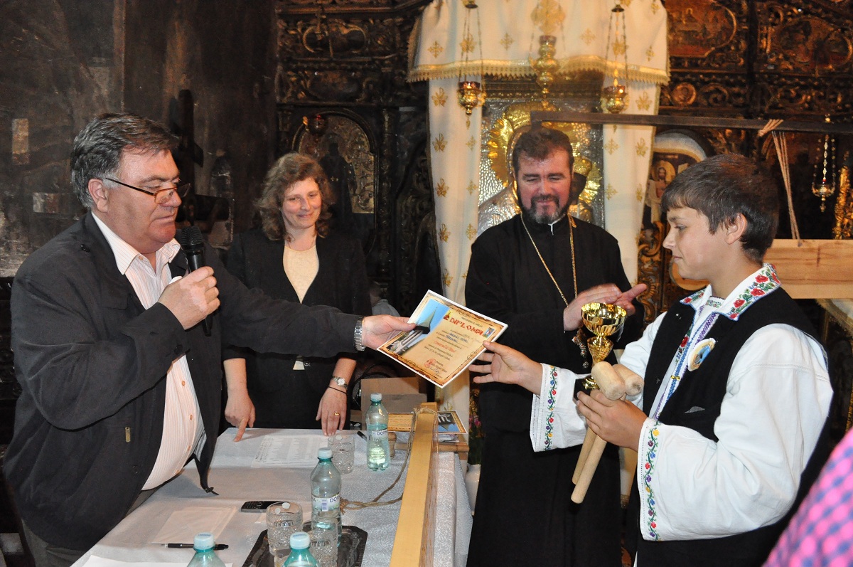 Zeci de copii au bătut toaca în ctitoria ştefaniană din Hârlău