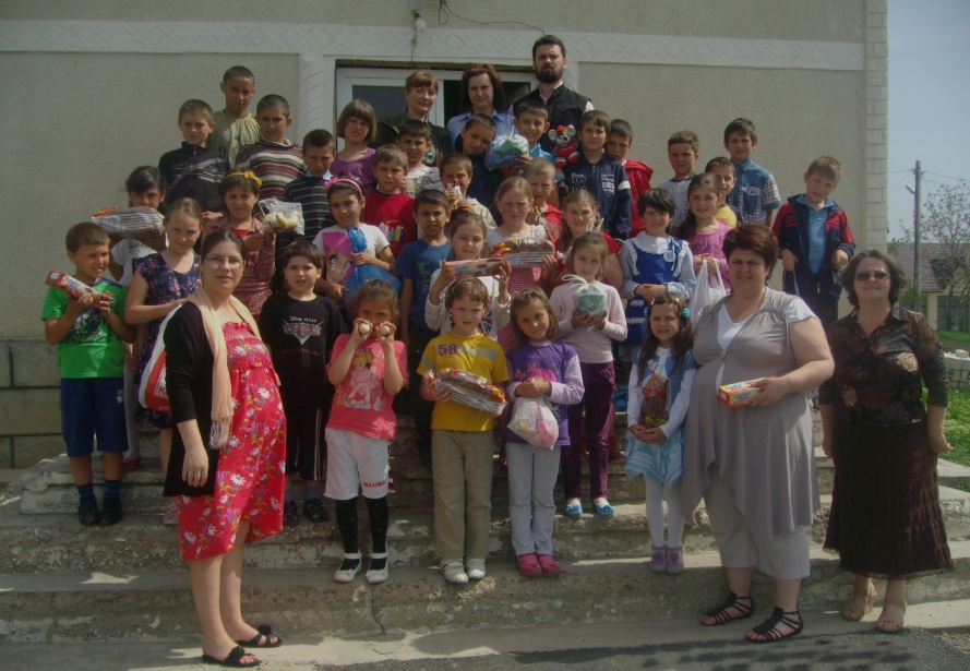 Copiii din Bocniţa au învăţat să încondeieze ouă