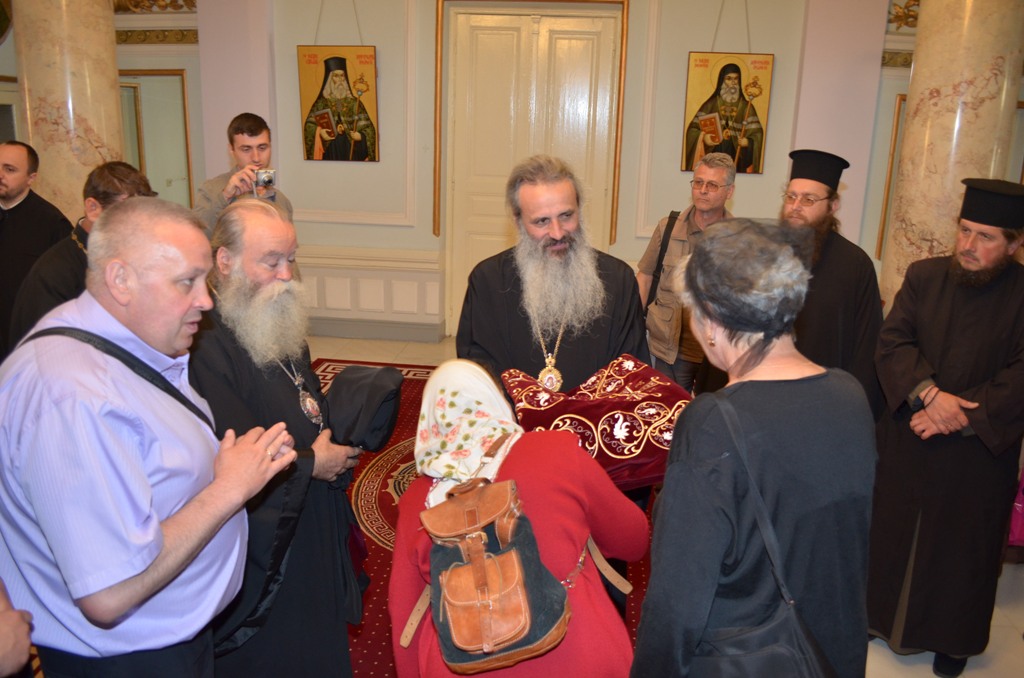 IPS Gavriil s-a închinat la moaştele Sfintei Cuvioase Parascheva