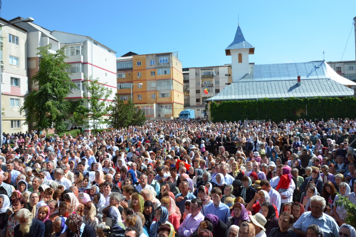 5000 de credincioşi, la sfinţirea Bisericii „Buna Vestire” din Botoşani