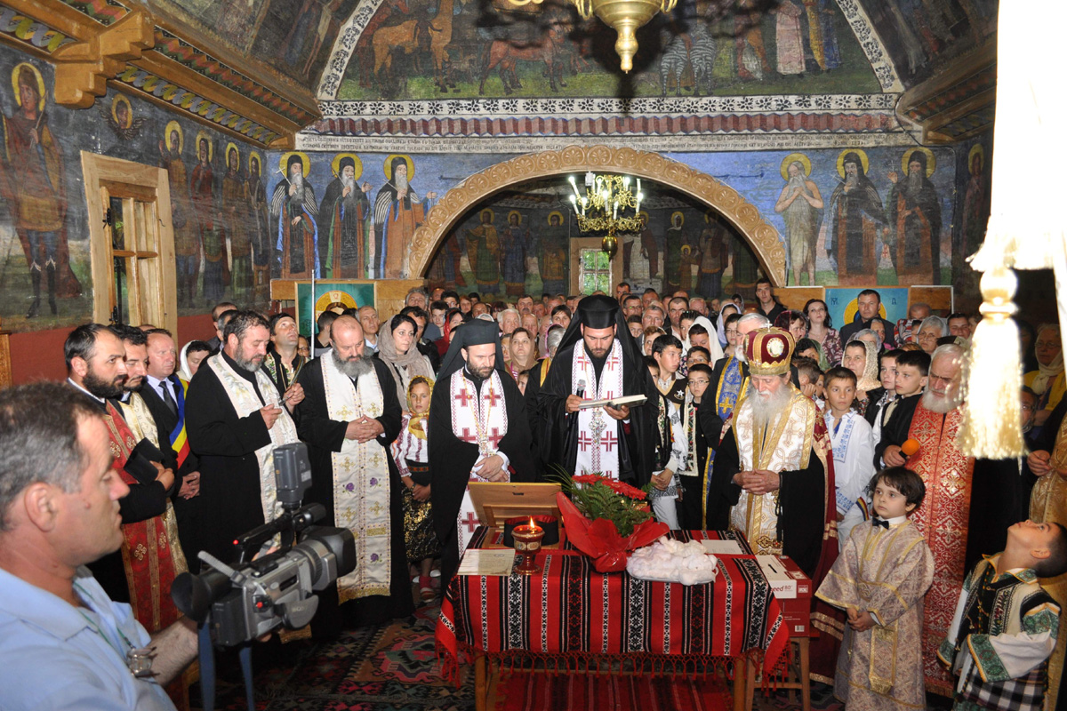 Slujba de primire a moaştelor, oficiată de IPS Pimen, Arhiepiscopul Sucevei şi Rădăuţilor Primul hram al Sfinţilor Împăraţi celebrat în biserica de lemn din Rădăşeni