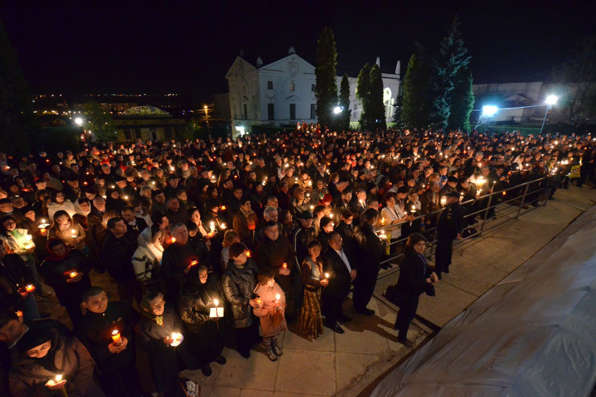 Credincioşii vor primi Sfânta Lumină de la Ierusalim