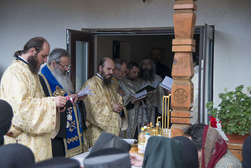 Înaltpreasfințitul Părinte Teofan a slujit Taina Sfântului Maslu pentru parintele Justin Pârvu