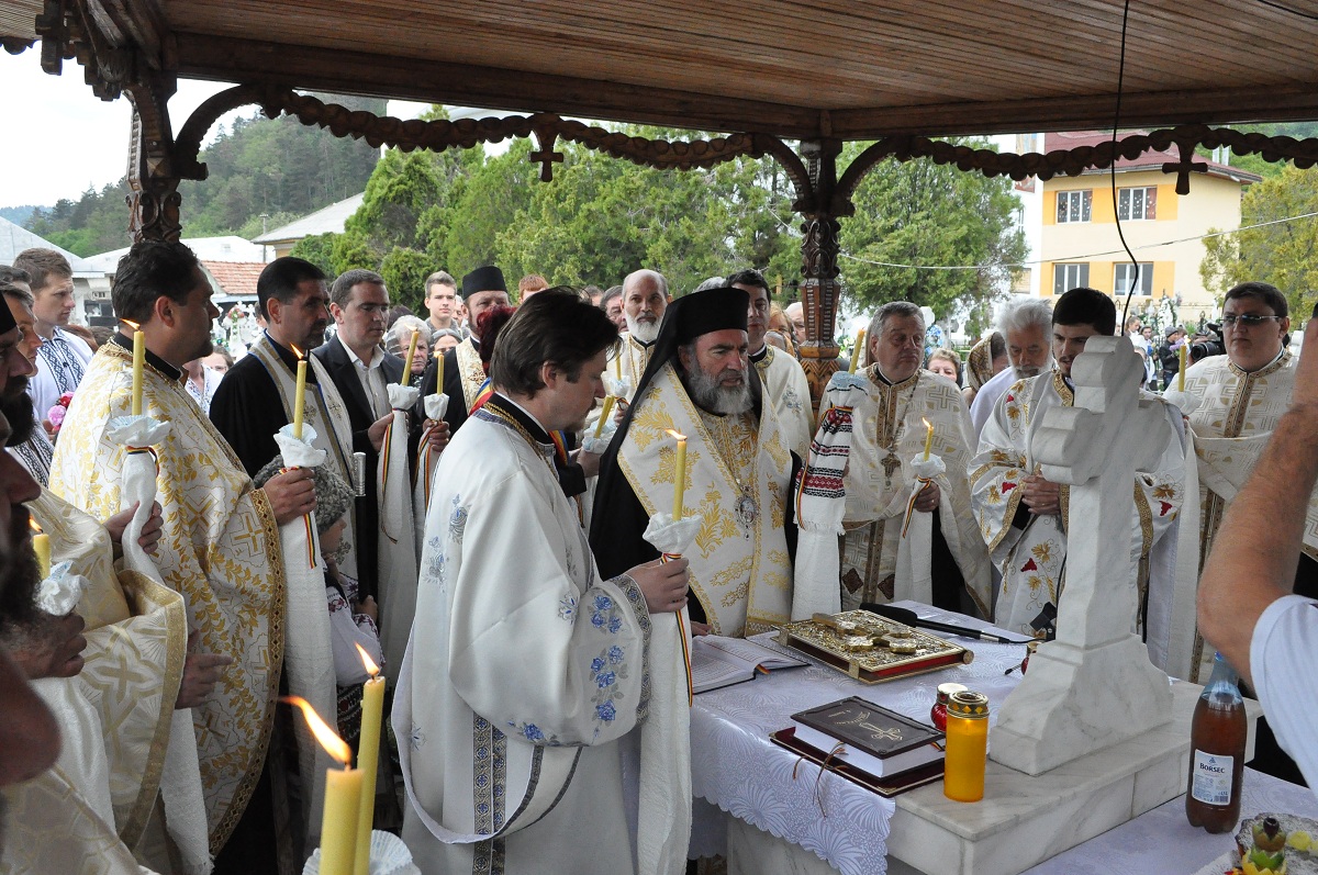 Rugăciuni de pomenire pentru episcopul Melchisedec în satul natal