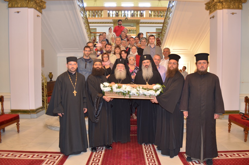 IPS Gavriil s-a închinat la moaştele Sfintei Cuvioase Parascheva