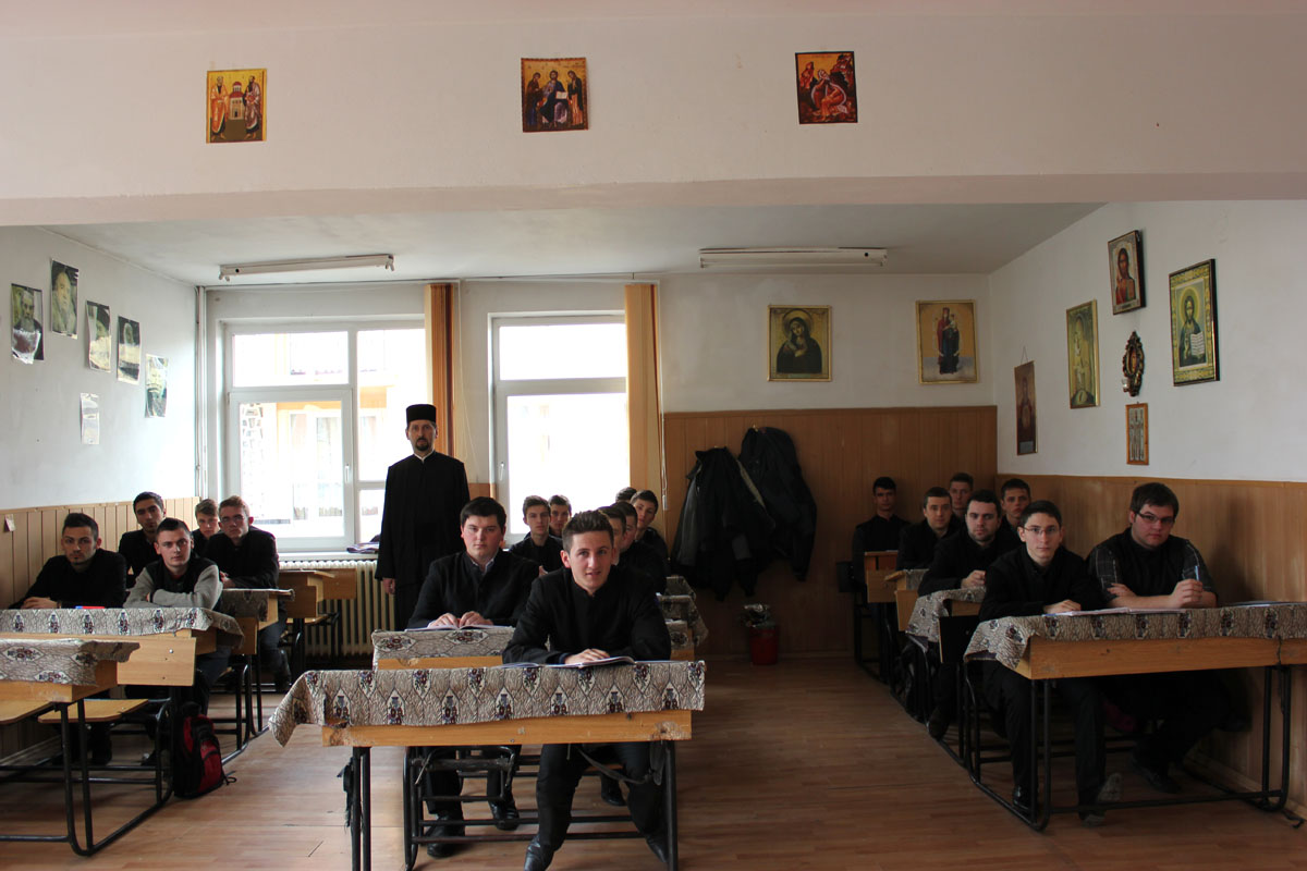 „Discernământul şi răbdarea sunt esenţiale în formarea tinerilor”