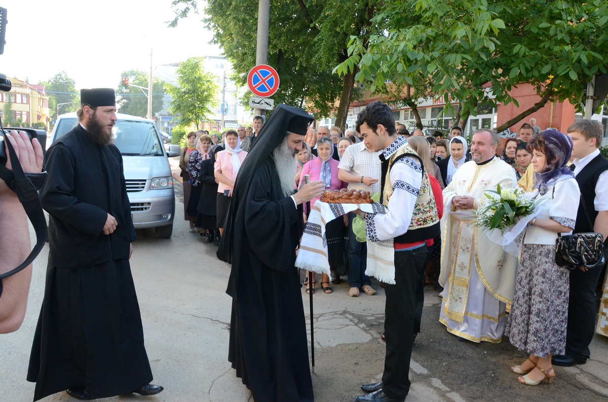 5000 de credincioşi, la sfinţirea Bisericii „Buna Vestire” din Botoşani