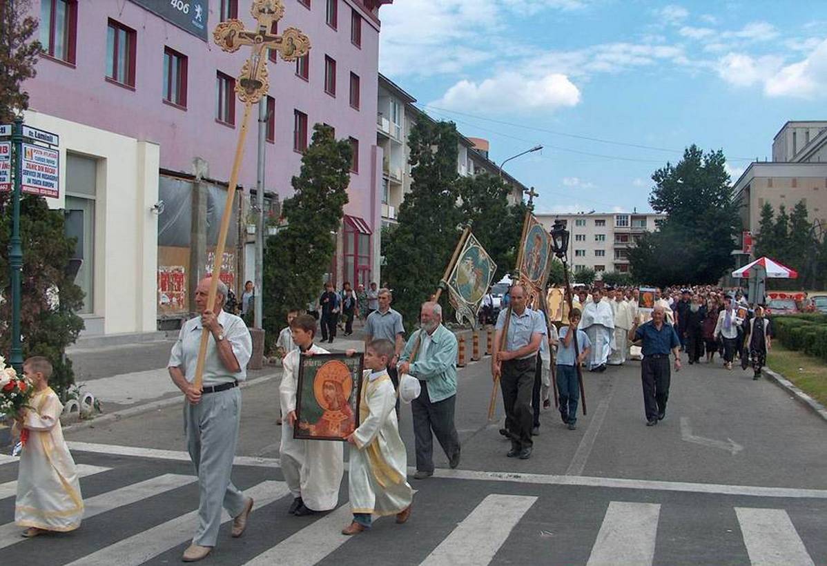 Procesiune impresionantă la Bacău, în cinstea Sfinţilor Împăraţi Constantin şi Elena