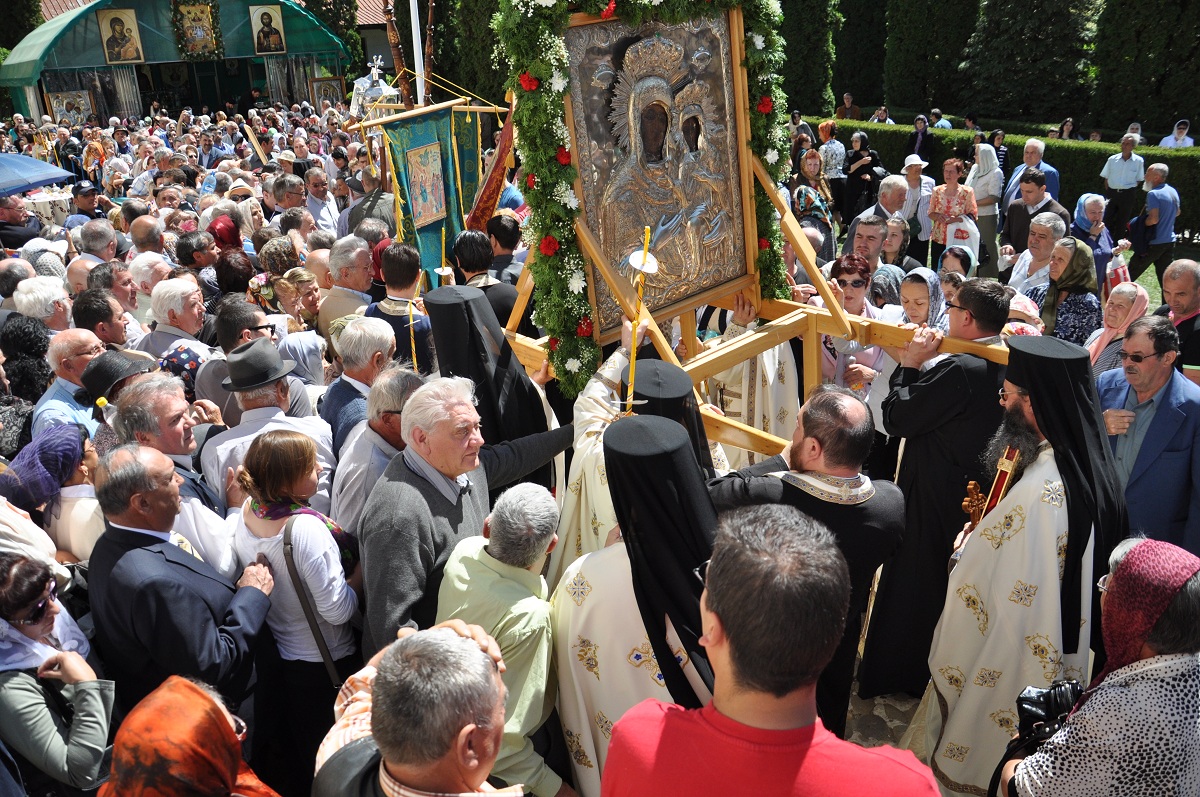 „În Săptămâna Luminată, o sărbătorim pe Maica Luminii”