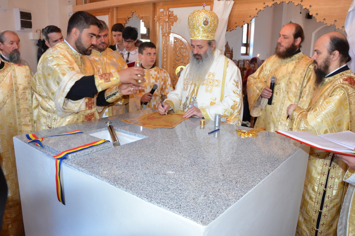 5000 de credincioşi, la sfinţirea Bisericii „Buna Vestire” din Botoşani