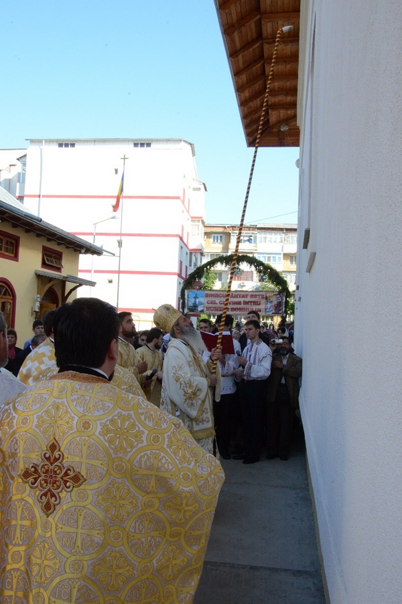 5000 de credincioşi, la sfinţirea Bisericii „Buna Vestire” din Botoşani