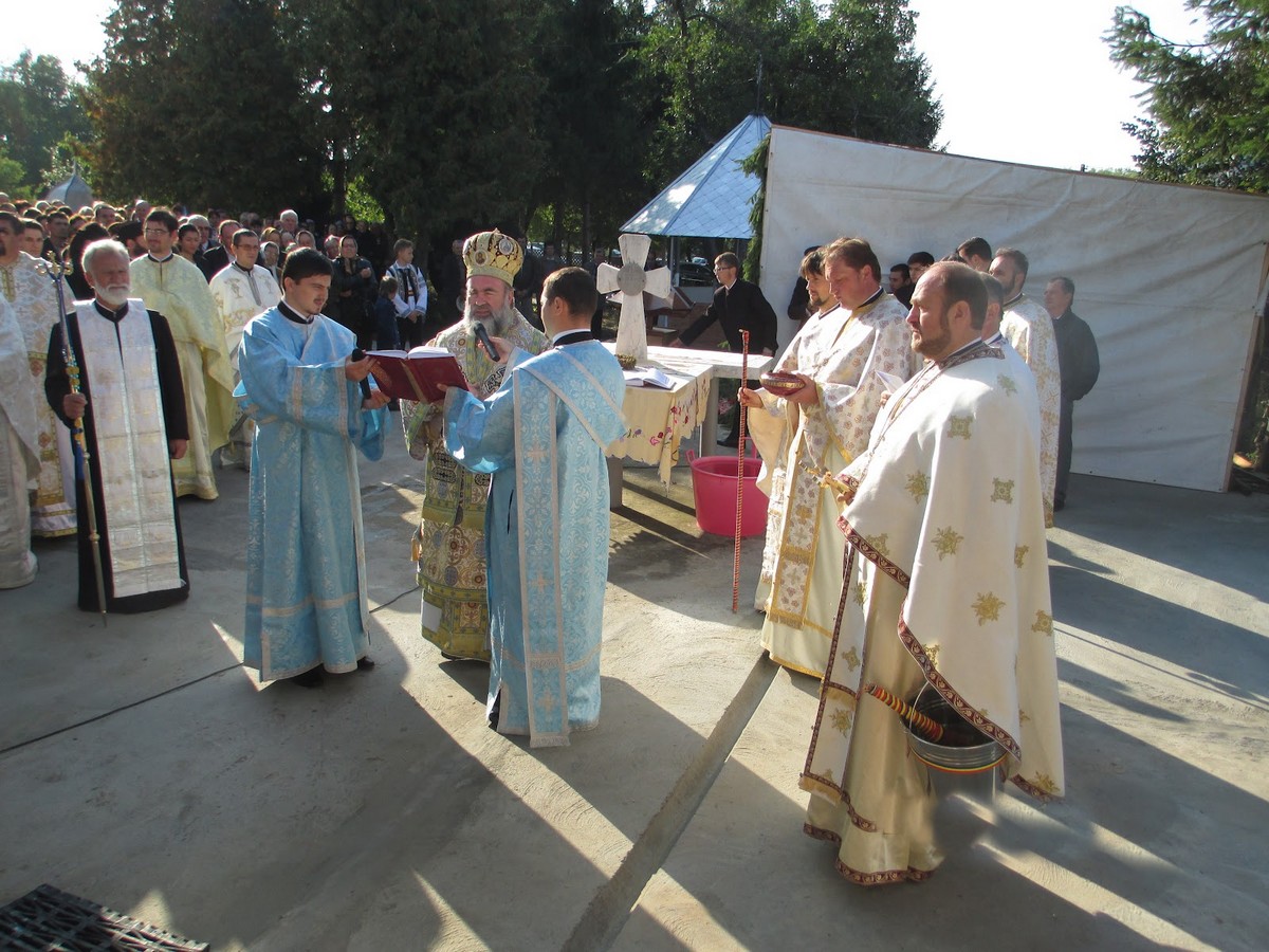Oneştenii, aşteptaţi la resfinţirea bisericii parohiei Berzunţi