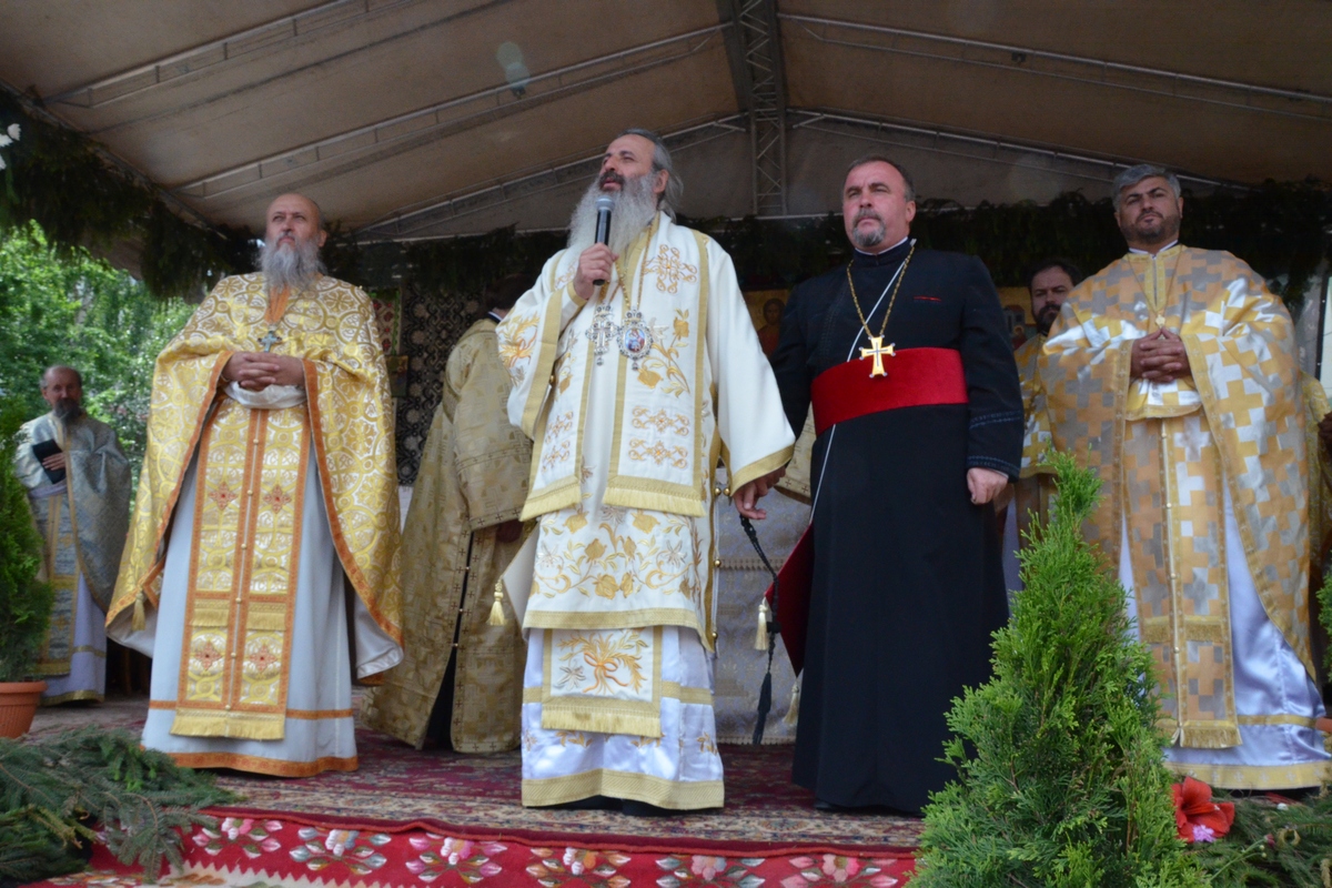 5000 de credincioşi, la sfinţirea Bisericii „Buna Vestire” din Botoşani