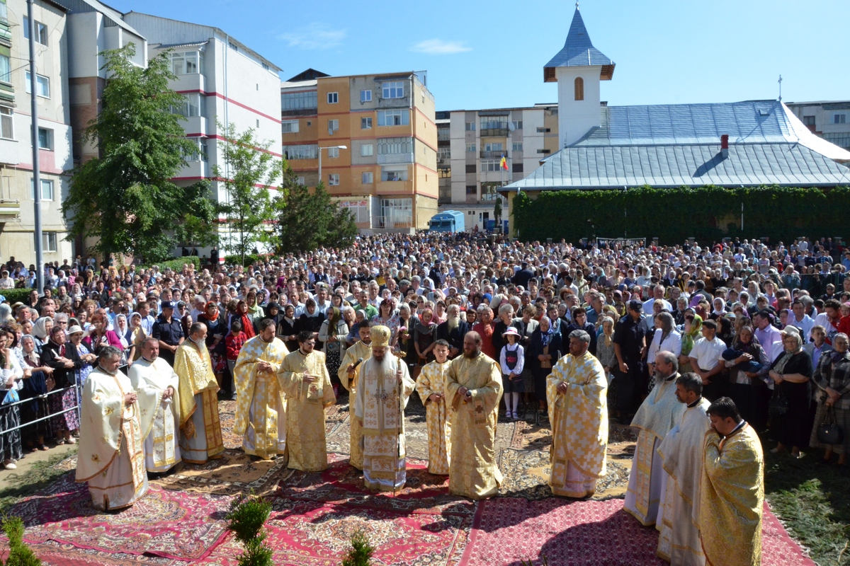 5000 de credincioşi, la sfinţirea Bisericii „Buna Vestire” din Botoşani