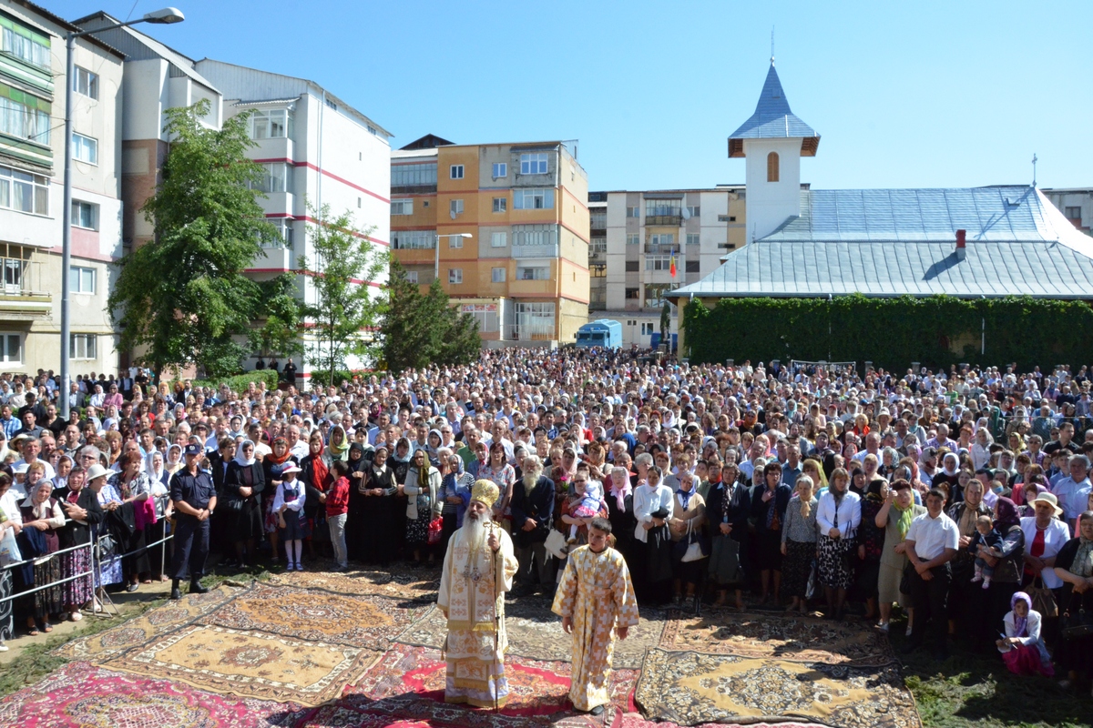 5000 de credincioşi, la sfinţirea Bisericii „Buna Vestire” din Botoşani