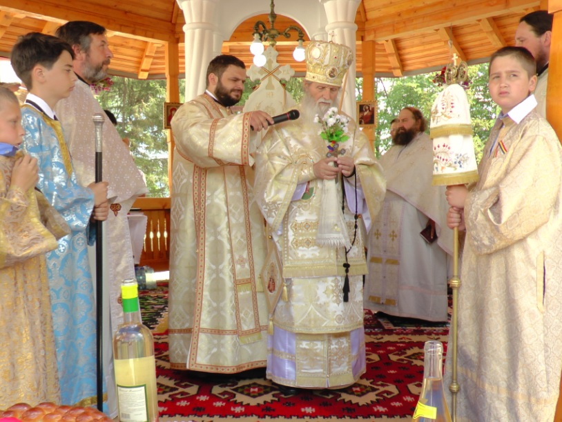 Binecuvântare arhierească în parohia Dolhasca Binecuvântare arhierească în parohia Dolhasca