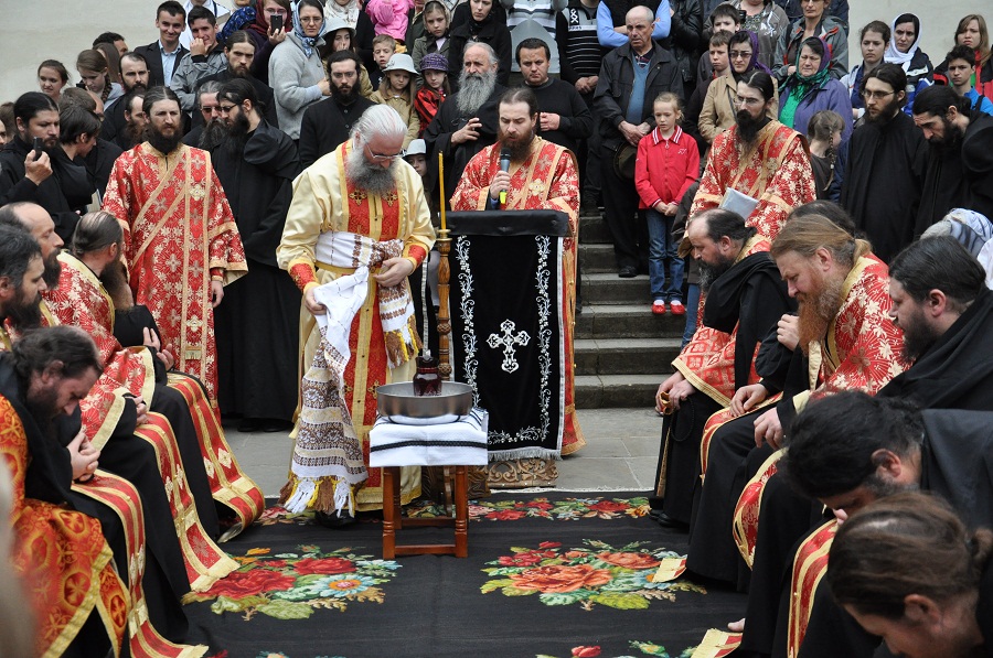 Stareţul Melchisedec Velnic, la slujba spălării picioarelor: „Cămara lui Hristos e împodobită cu veşmântul smereniei”