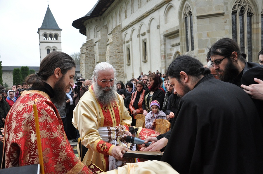 Stareţul Melchisedec Velnic, la slujba spălării picioarelor: „Cămara lui Hristos e împodobită cu veşmântul smereniei”