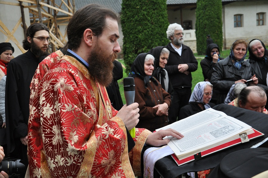 Stareţul Melchisedec Velnic, la slujba spălării picioarelor: „Cămara lui Hristos e împodobită cu veşmântul smereniei”