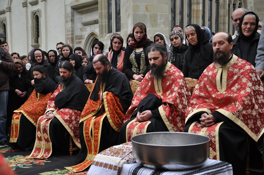 Stareţul Melchisedec Velnic, la slujba spălării picioarelor: „Cămara lui Hristos e împodobită cu veşmântul smereniei”