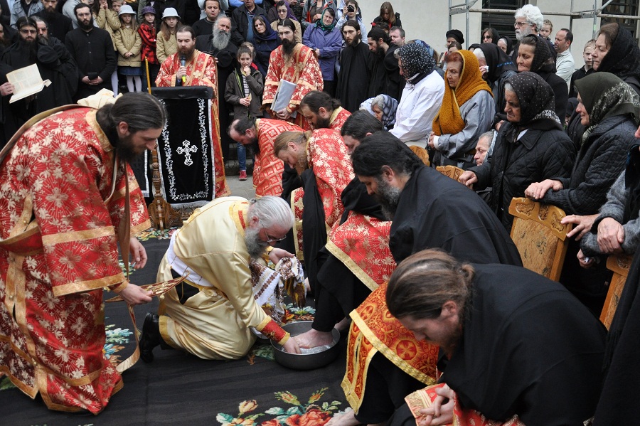Fotografii: Tudorel Rusu Stareţul Melchisedec Velnic, la slujba spălării picioarelor: „Cămara lui Hristos e împodobită cu veşmântul smereniei”
