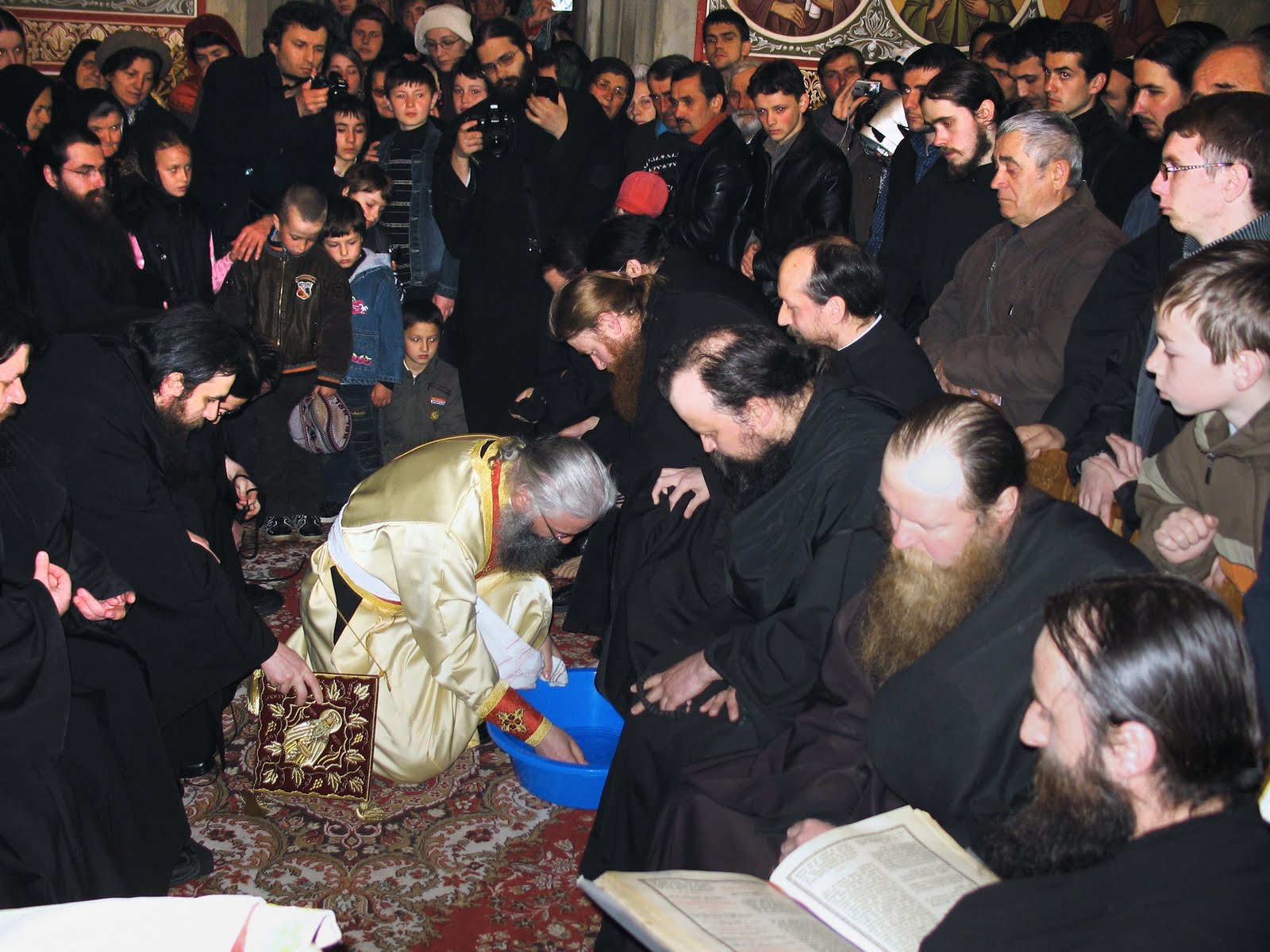 Rânduiala spălării picioarelor la Mănăstirea Putna Rânduiala spălării picioarelor la Mănăstirea Putna