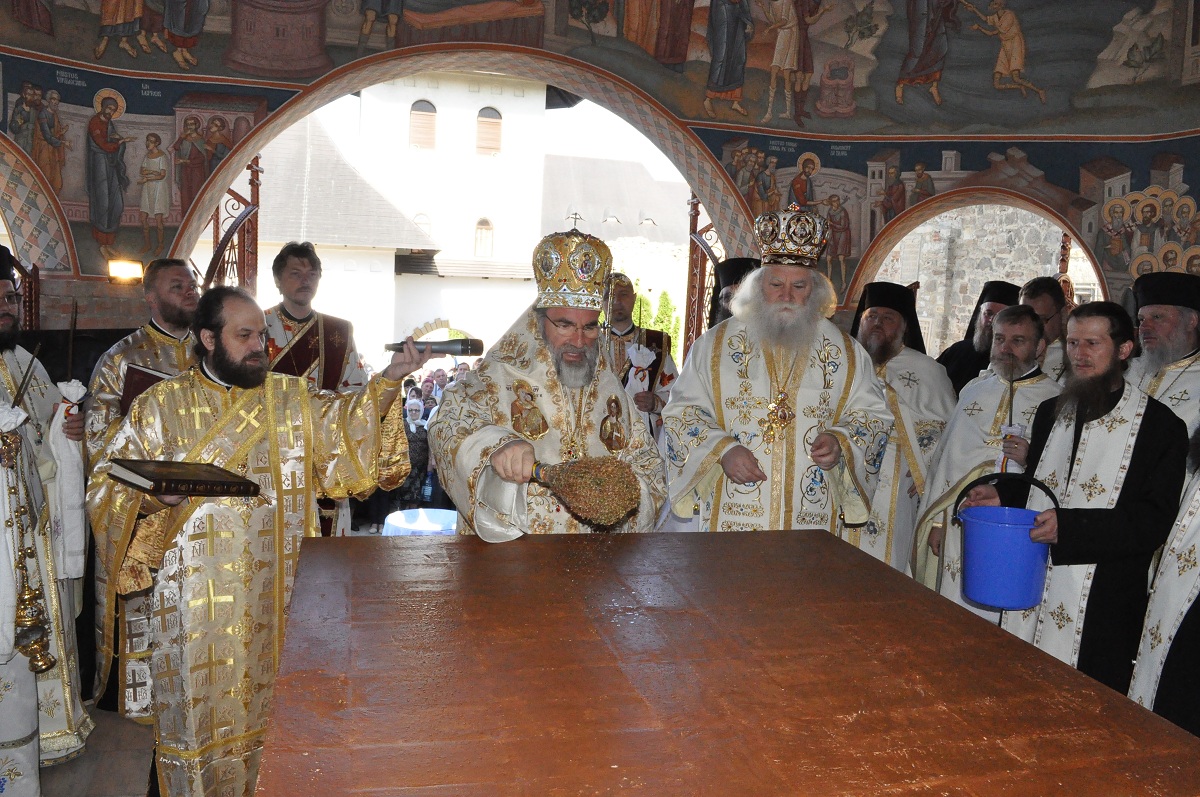 Altar de jertfă, sfinţit la Mănăstirea Hadâmbu