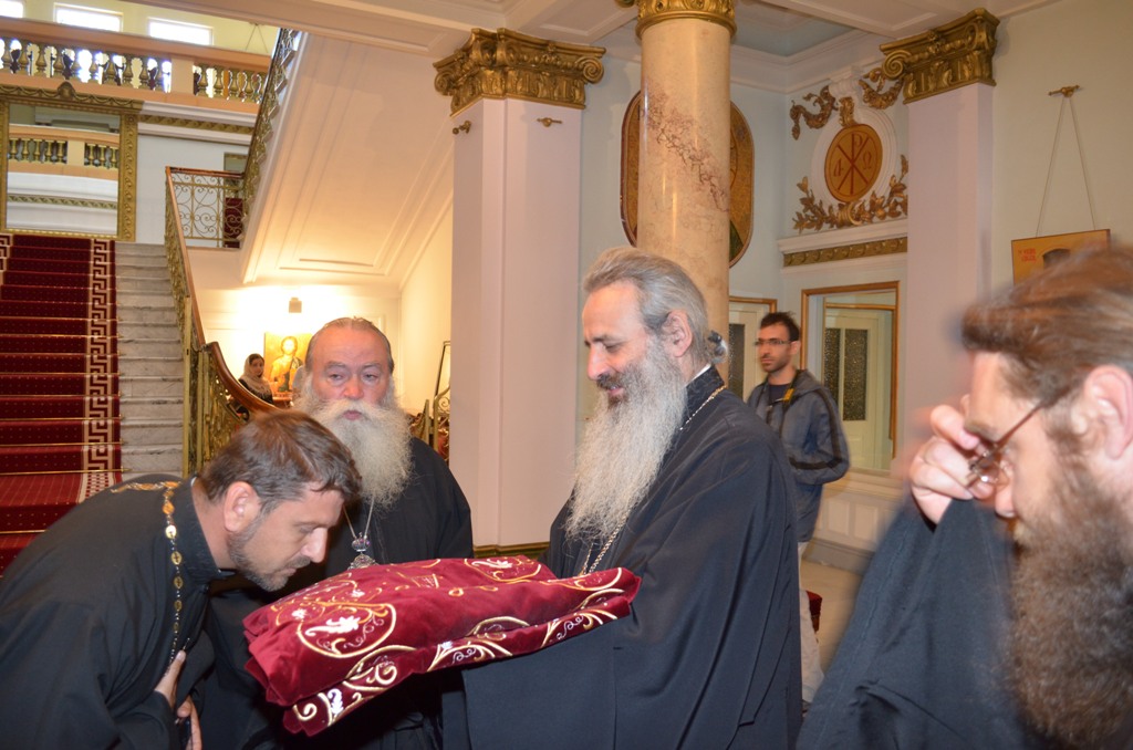IPS Gavriil s-a închinat la moaştele Sfintei Cuvioase Parascheva