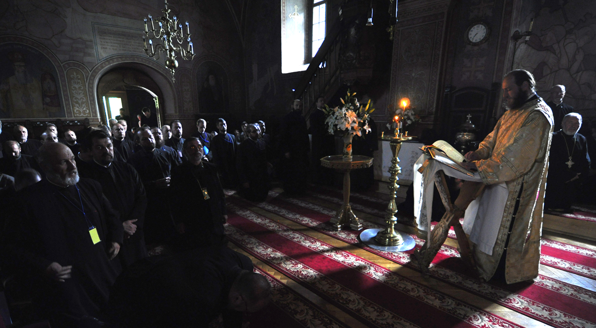 &quot;Şi familia preotului, cu toată soliditatea ei, este aşezată sub o presiune imensă&quot;