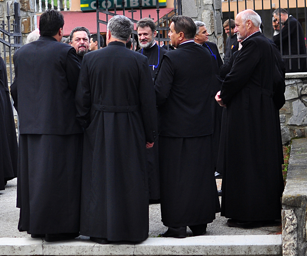 &quot;Şi familia preotului, cu toată soliditatea ei, este aşezată sub o presiune imensă&quot;