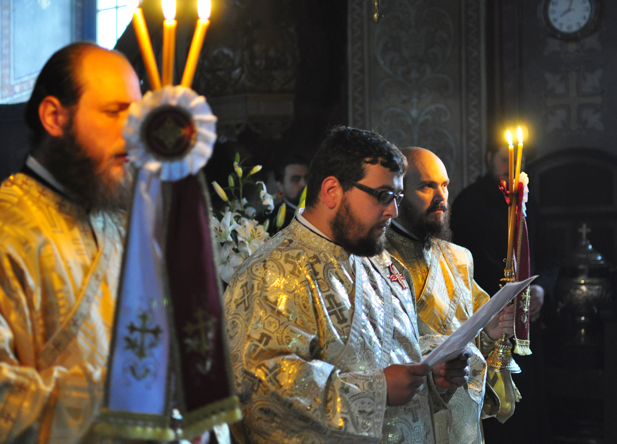 &quot;Şi familia preotului, cu toată soliditatea ei, este aşezată sub o presiune imensă&quot;