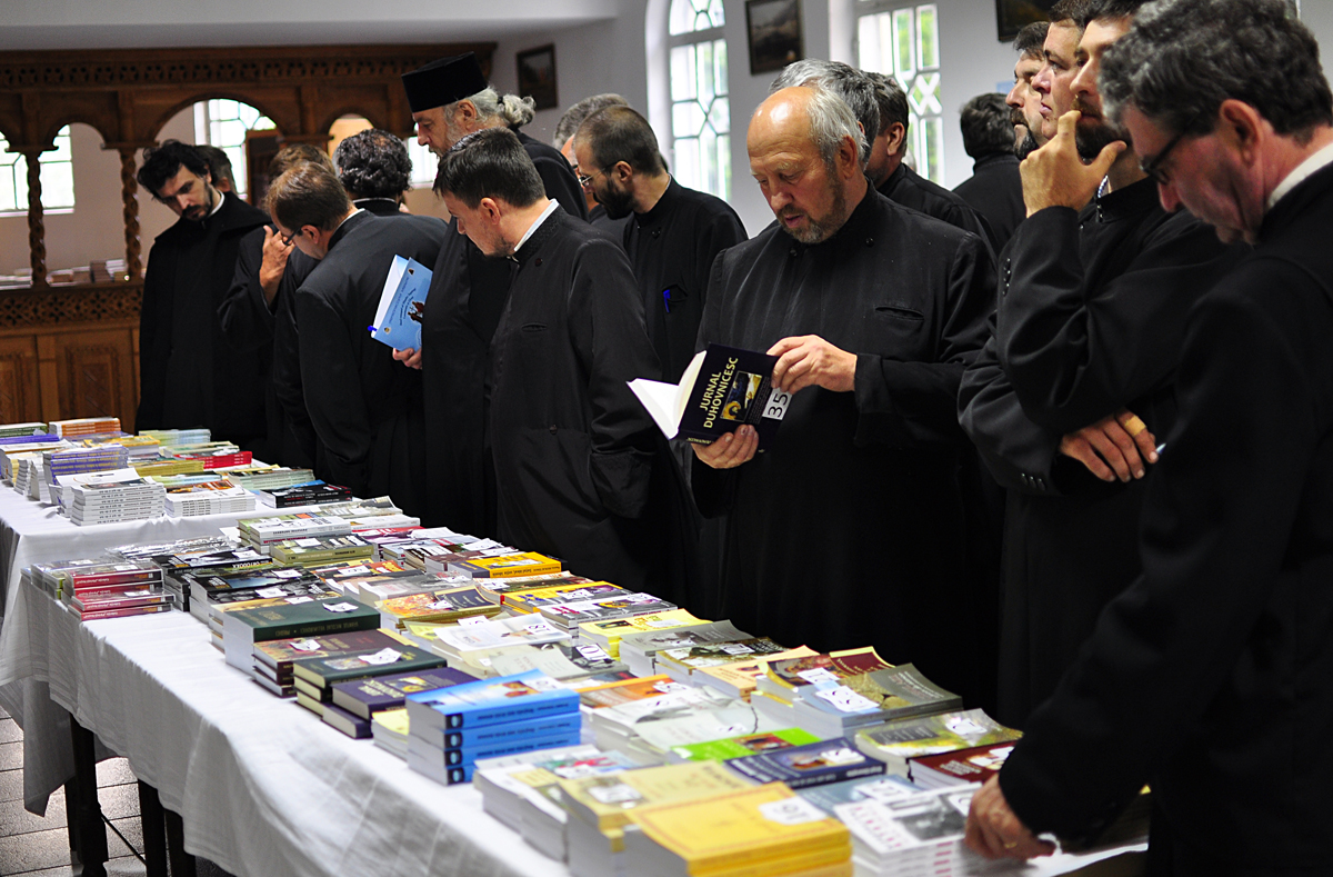 &quot;Şi familia preotului, cu toată soliditatea ei, este aşezată sub o presiune imensă&quot;