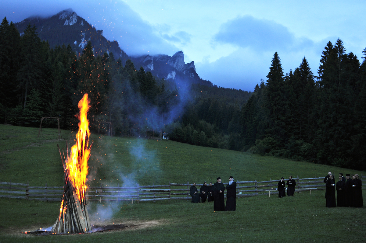 &quot;Şi familia preotului, cu toată soliditatea ei, este aşezată sub o presiune imensă&quot;