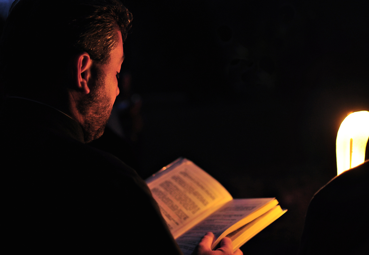 &quot;Şi familia preotului, cu toată soliditatea ei, este aşezată sub o presiune imensă&quot;