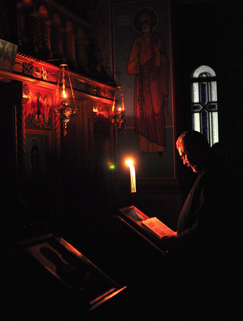 &quot;Şi familia preotului, cu toată soliditatea ei, este aşezată sub o presiune imensă&quot;