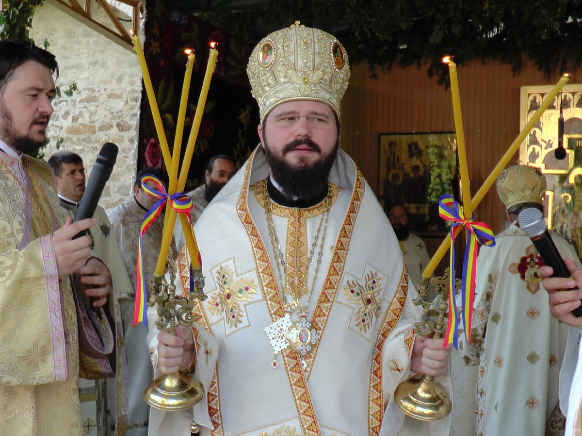 Slujbă arhierească la Mănăstirea Dragomirna Slujbă arhierească la Mănăstirea Dragomirna